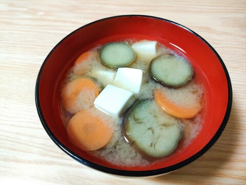 なすと人参と豆腐の味噌汁